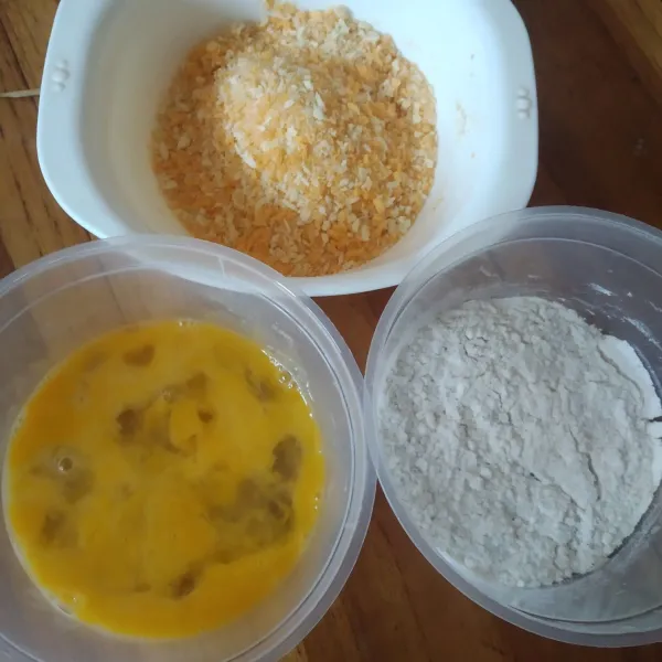 Siapkan bahan untuk menggoreng udang crispy nya.