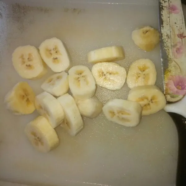 Kupas kulit pisang, potong sesuai selera.