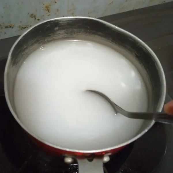 Campur air, santan dan garam aduk rata. rebus dengan api kecil sampai mendidih