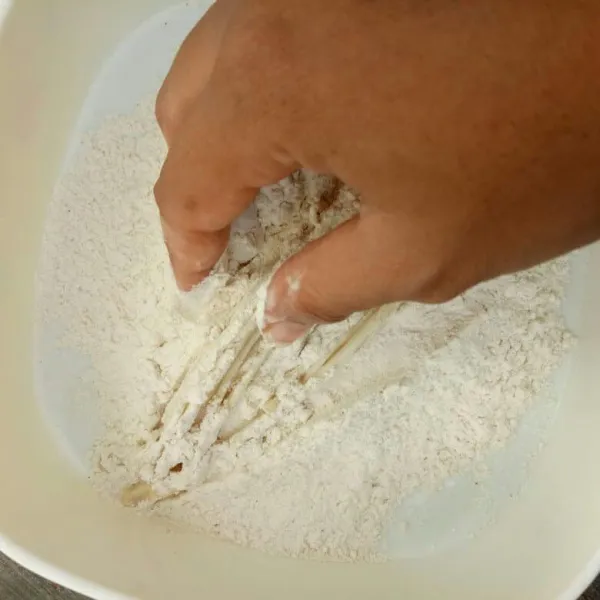 Campur 4 sdm tepung dan 4 sdm air es untuk bahan pencelup. Lalu gulingkan sambil dicubit cubit di atas tepung kering.