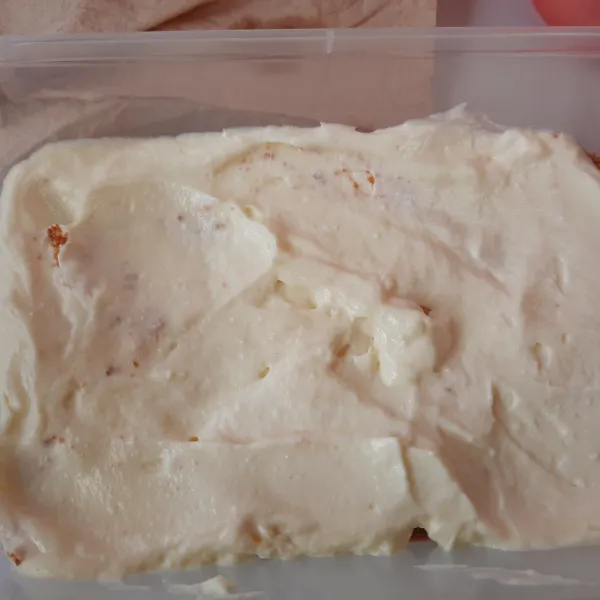 Layer pertama: keluarkan wadah base regal dan masukkan cream cheese ke dalamnya.