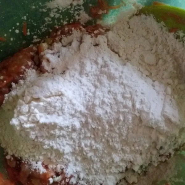 Masukkan tepung terigu dan tepung tapioka. Aduk rata.