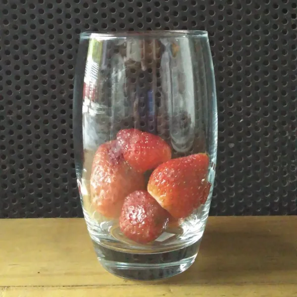 Masukkan strawberry ke dalam gelas.