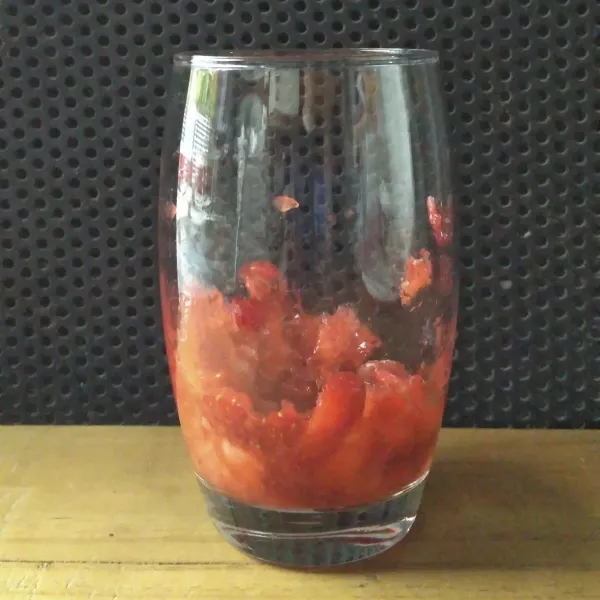 Hancurkan kasar buah strawberry.