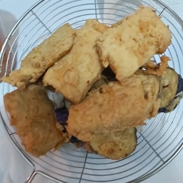 Goreng tempe dan terong hingga kecoklatan.