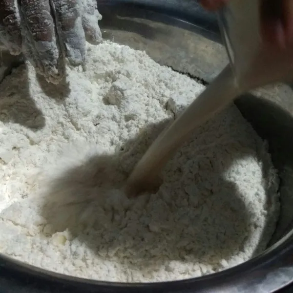Tambahkan tepung terigu dan larutan fernipan, uleni hingga kalis.