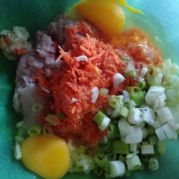 Masukkan wortel parut, irisan daun bawang dan telur. Aduk rata.