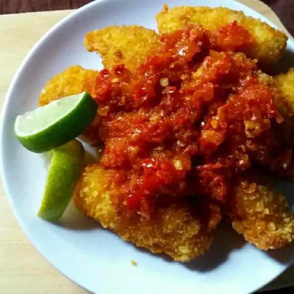 Pindahkan ke piring saji, tuang saus balado diatasnya. Sajikan bersama nasi hangat.