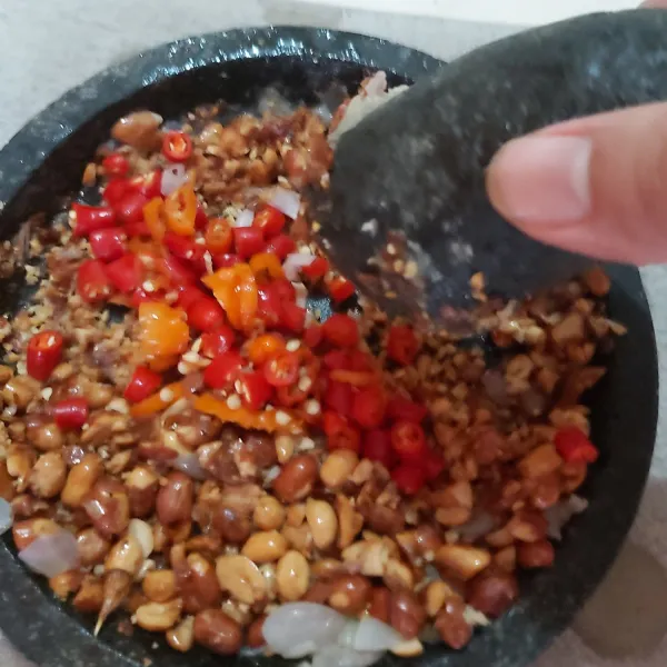 Bila telah matang, angkat kemudian tambahkan cabe rawit dan cabe keriting lalu uleg hingga halus.