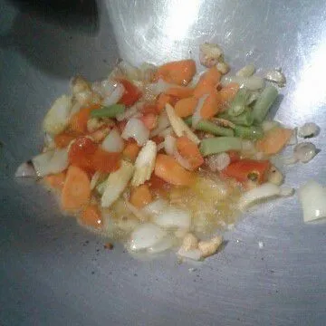 Masukkan wortel, buncis dan jagung muda, aduk rata masak sampai wortel empuk.