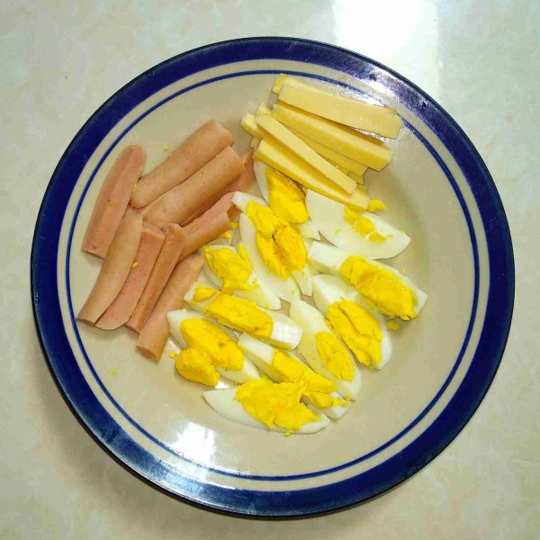 Potong telur, sosis dan keju menjadi masing-masing 12 bagian