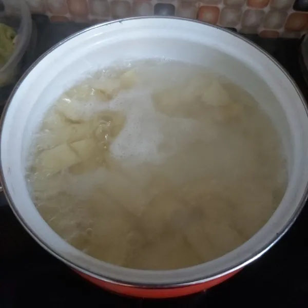 Rebus kentang hingga empuk (kurang lebih 15 menit).