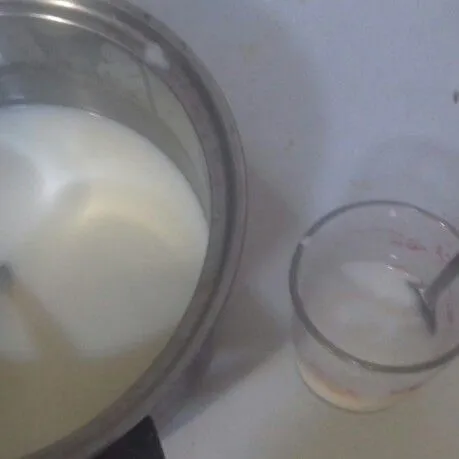 Campur susu bubuk, air, gula dan garam, aduk rata, sisihkan. Cairkan tepung maizena dengan sedikit air, sisihkan