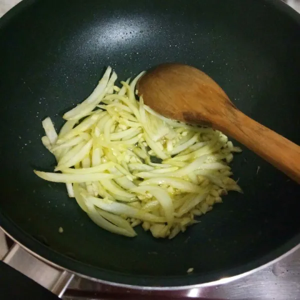 Panaskan margarin, lalu tumis bawang putih dan bawang bombay hingga harum.