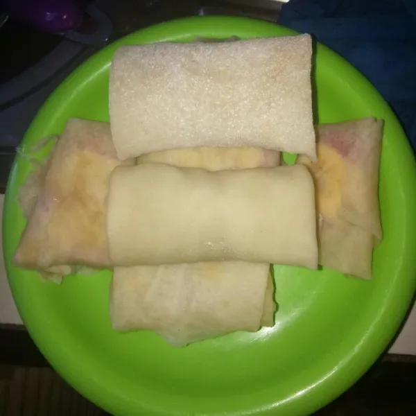 Biar lebih merekat bisa disimpan di kulkas dulu selama 10 menit.