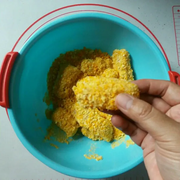 Gulingkan dori ke tepung terigu, kemudian celupkan kekocokan telur dan terakhir lapisi dengan tepung panir.