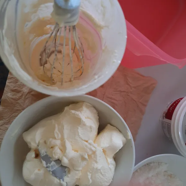 Masukkan whipping cream ke dalam wadah, lalu gunakan mixer/whisk and mix hingga whip cream mengental. (Note: whipping creamnya harus dingin, jadi sebelum dimix make sure whipping cream disimpan di kulkas sebelumnya).