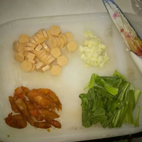 Cuci bersih dan iris sosis dan sawi. Cincang halus bawang putih. Goreng udang atau gunakan udang siap pakai