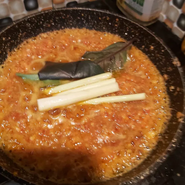 Goreng bumbu kacang, tambahkan 1 batang serai dan 2 buah daun salam. Tambahkan garam, lada, gula secukupnya.