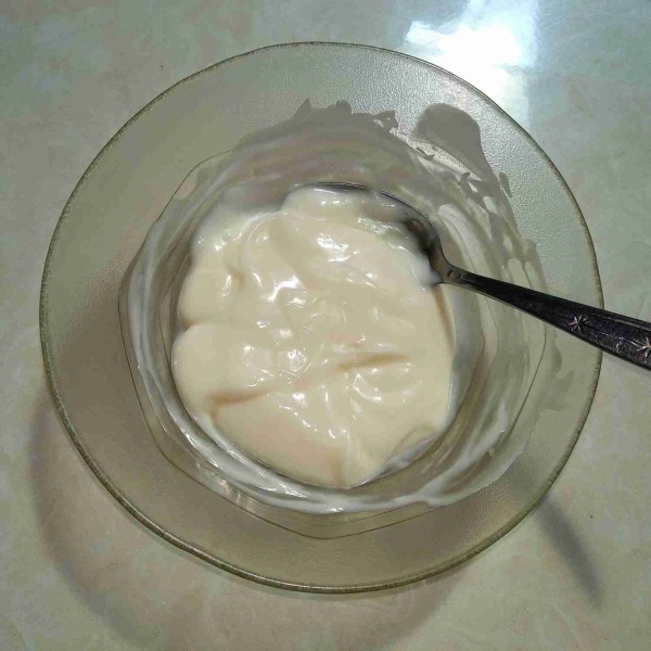 Campur mayonaise dengan susu kental manis, aduk rata, sisihkan