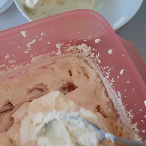 Campurkan whip cream kedalam wadah cream cheese lalu aduk melipat hingga rata.