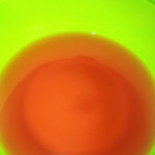 Campur sirup, air dan susu kental manis, aduk rata.