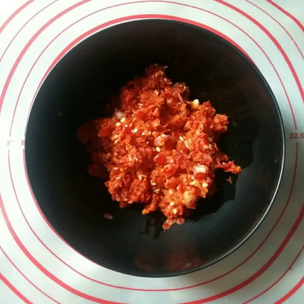 Buat saus balado, blender kasar cabe merah, cabe rawit, bawang merah dan bawang putih.