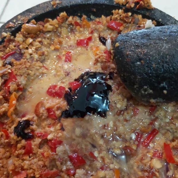 Tambahkan 1 sdm petis udang dan 150ml air lalu uleg lagi hingga merata.