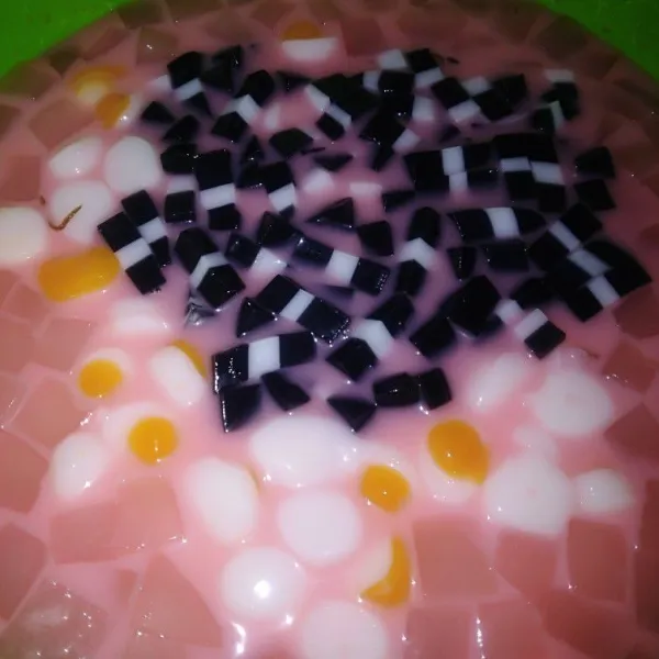 Aduk rata lalu tambahkan es batu, siap dinikmati.