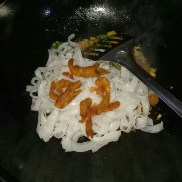 Masukkan kwetiau dan udang, aduk sampai tercampur rata. Angkat dan sajikan