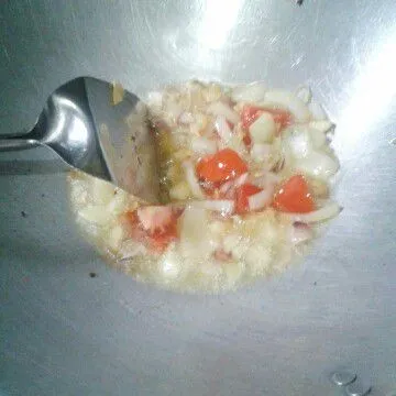 Tumis bawang merah, bawang putih dan bawang bombai sampai matang, lalu masukkan tomat tumis sampai layu.