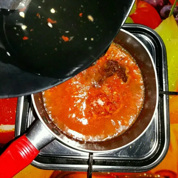 Tuang air, masak sambil sesekali diaduk sampai saus mengental.