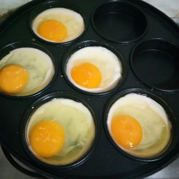 Panaskan wajan/snack maker, beri sedikit margarin, lalu buat telur ceplok hingga matang, sisihkan.