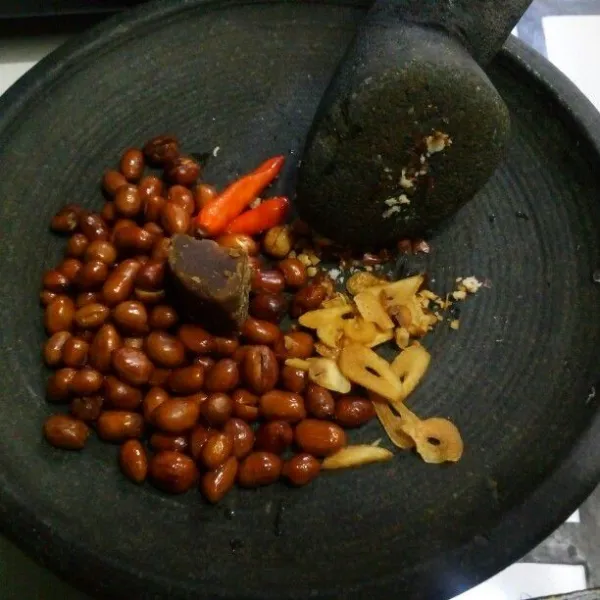 Haluskan kacang, bawang putih goreng, cabe, garam & gula merah.