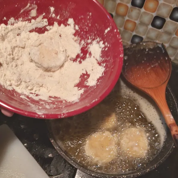 Siapkan 5 sdm tepung terigu dalam wadah terpisah  kemudian masukkan terong dalam tepung tersebut. Goreng terong dalam minyak panas hingga kecoklatan. Lakukan hal serupa pada tempe.