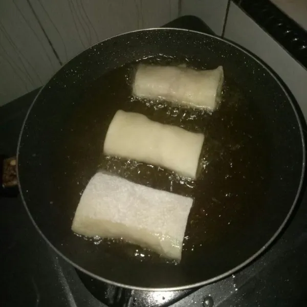 Siapkan pan, panaskan minyak. Goreng pisang aroma sampai matang berwarna keemasan, angkat dan tiriskan.