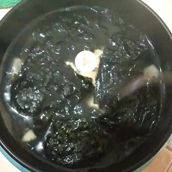 Sup rumput laut siap disajikan dan ini resep untuk seorang saja.