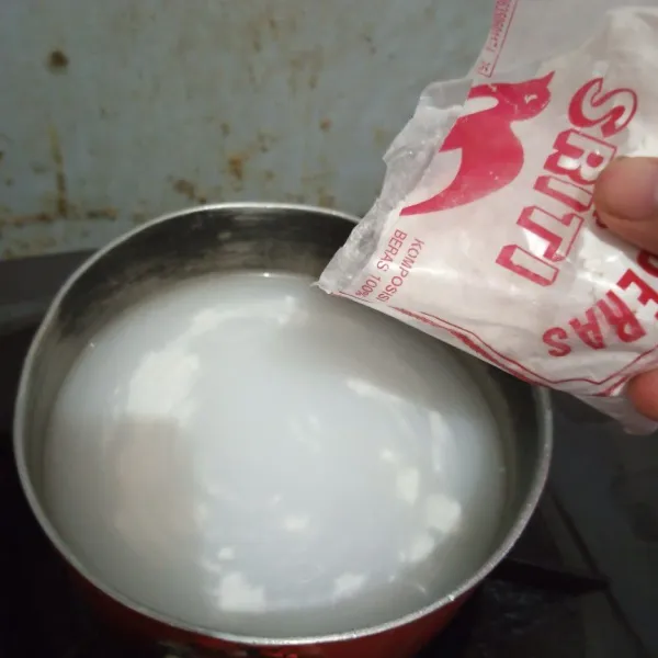 Sambil diaduk masukkan perlahan tepung beras