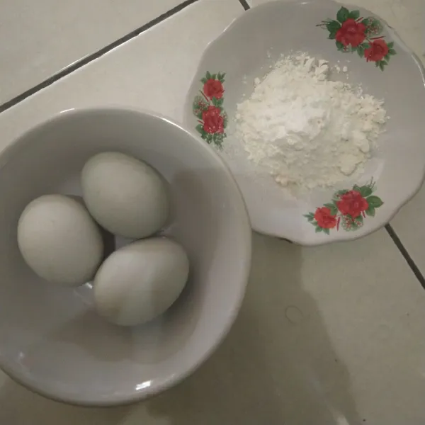 Siapkan telur bebek dan tepung terigu.