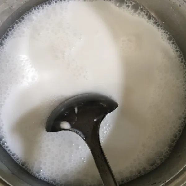 masak santan sambil di aduk sampai mengelurkan uap