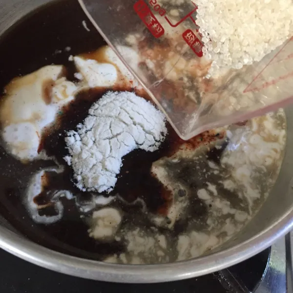 campurkan larutan gula merah, santan, agar agar, gula pasir