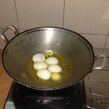 Setelah telur matang kupas kulitnya dan goreng sampai kecoklatan.