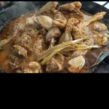 Setelah 10 menit aduk ayam, tambahkan air sampai ayam tengelam, diamkan 10 menit lalu masukan asam cakala dan asam Kandis diamkan selama 15 mnit sambil di aduk aduk