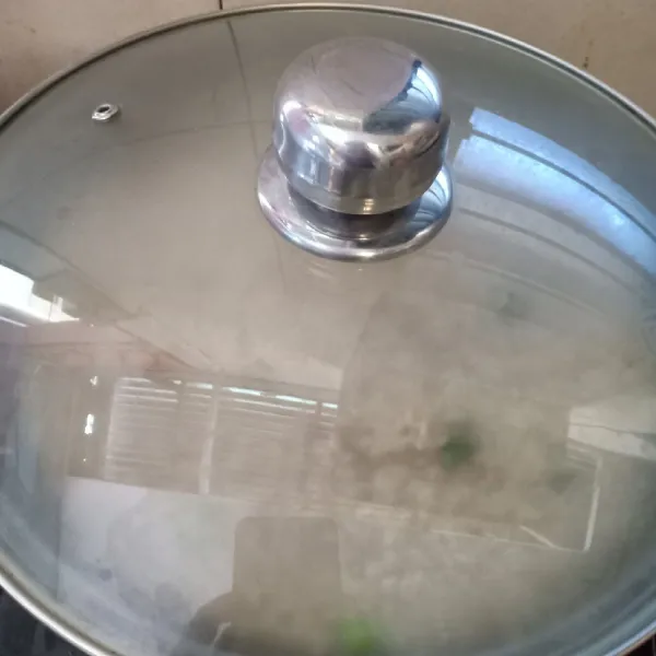 Masak beras hingga air saat lalu matikan api dan tutup. Diamkan selama 15 menit.