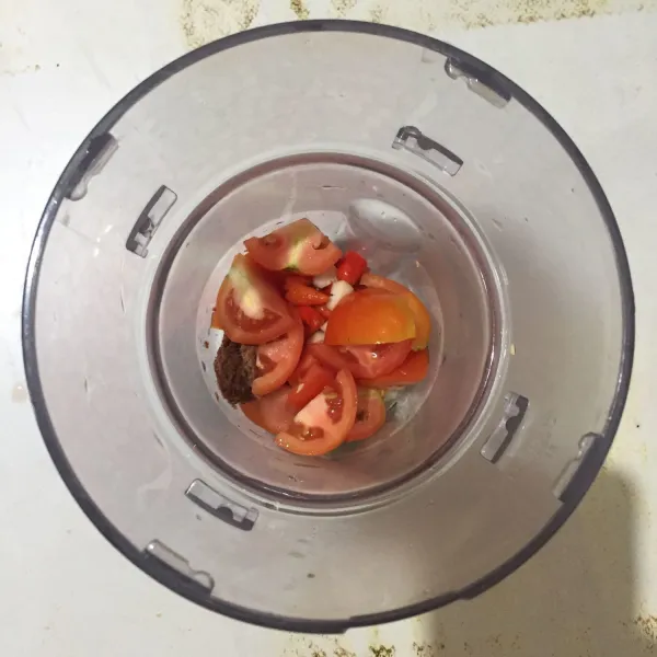 blender cabe rawit merah, terasi, bawang putih, tomat, sisihkan