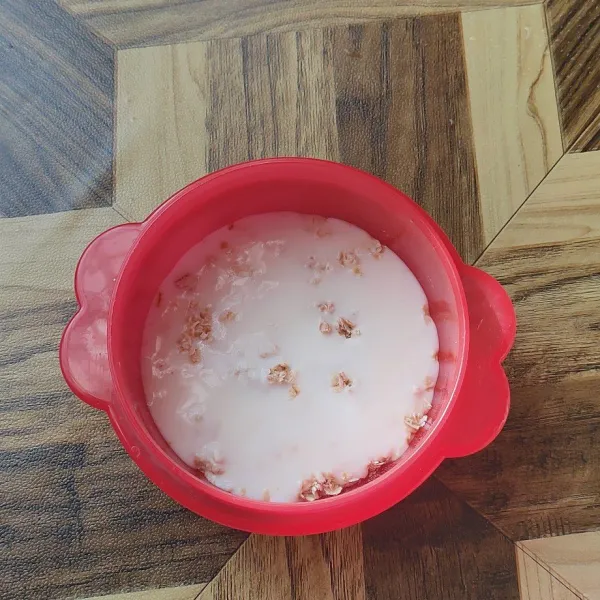 Tuang yoghurt ke dalam oalmeal.