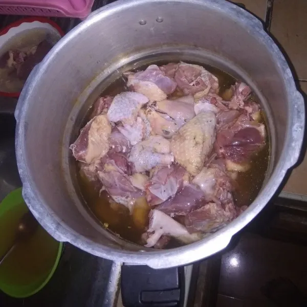 Siapkan panci presto lalu masukkan daging mentok yang sudah di potong potong dan di cuci bersih, presto selama 25 menit supaya empuk.