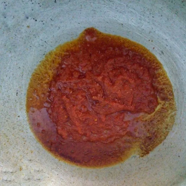 Panaskan secukupnya minyak, tumis bumbu halus hingga matang dan harum.