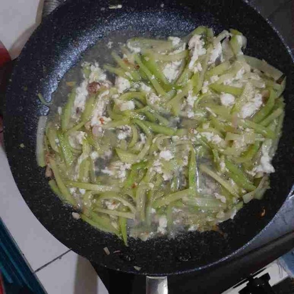 Masukkan telurnya, lalu orak arik telur. Koreksi rasa dan angkat.