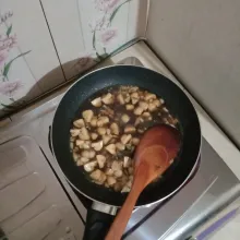 Tumis bawang putih hingga harum, masukkan air secukupnya lalu tambahkan jamur kancing, garam, kaldu bubuk, merica bubuk, kecap manis dan kecap asin.